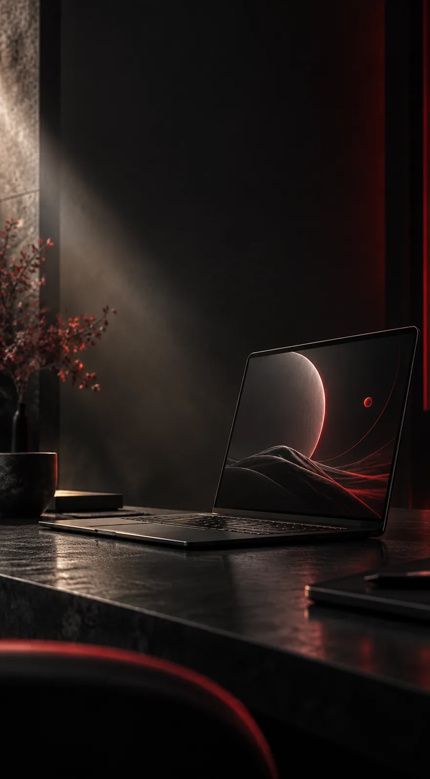 Mesa de trabalho escura com notebook aberto e luz lateral dramática
