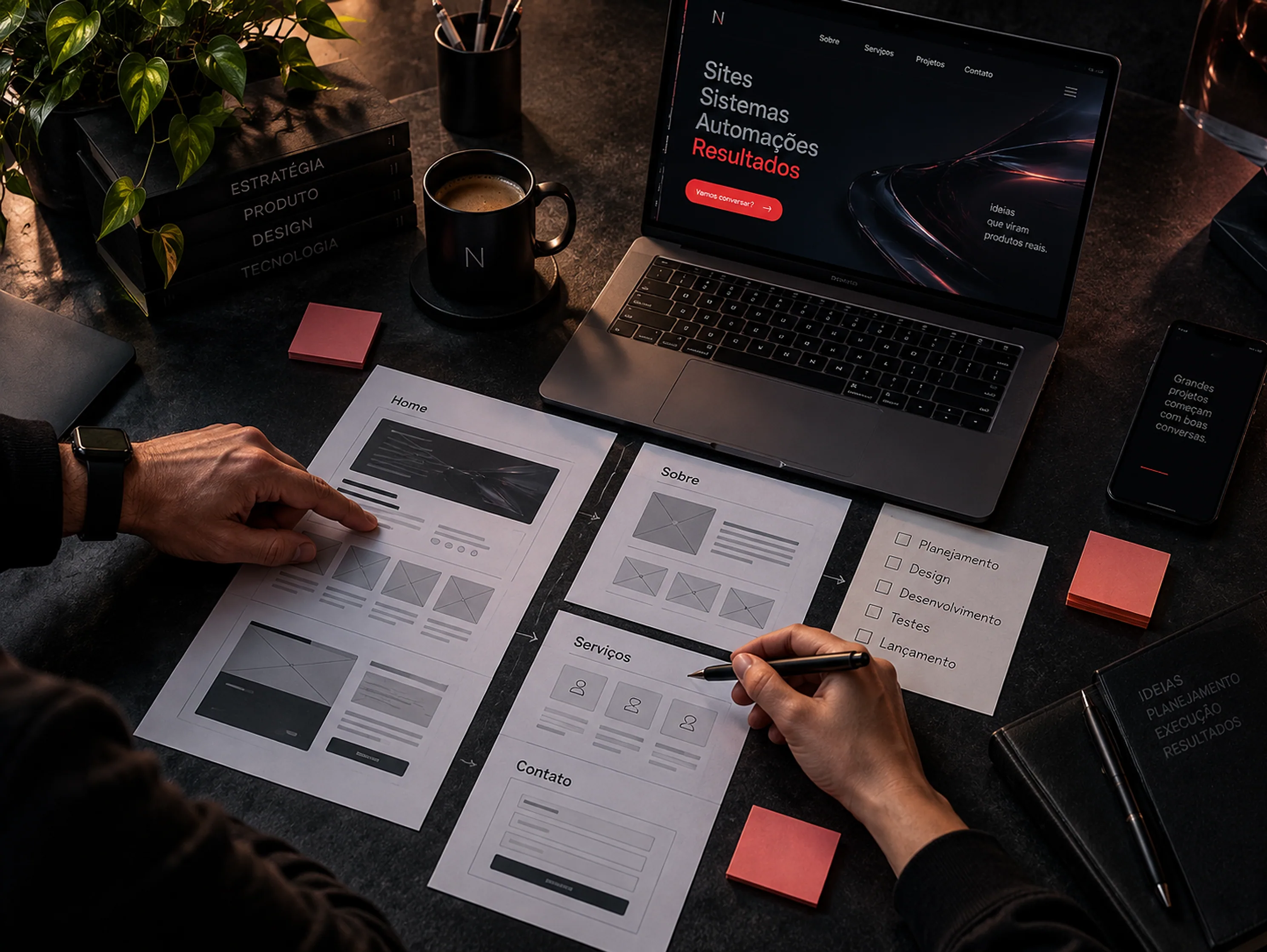 Reunião de planejamento com wireframes e notebook sobre a mesa
