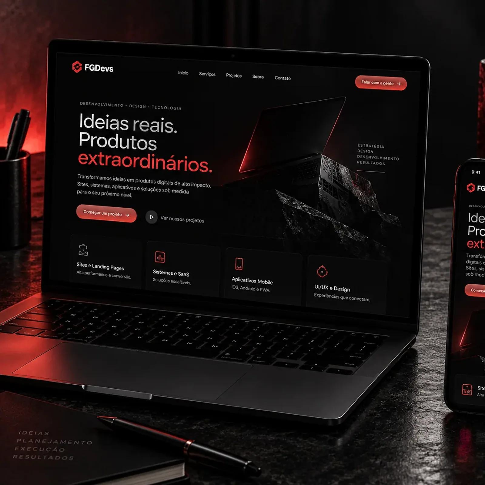 Site responsivo exibido em notebook e smartphone