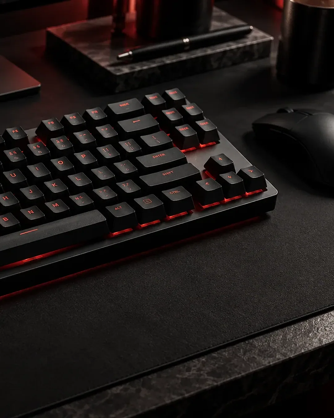 Teclado mecânico iluminado em mesa minimalista